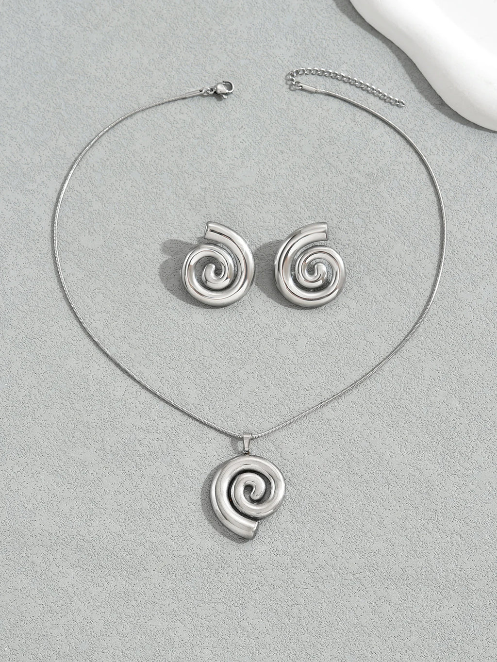 Velinna Sprial Pendan