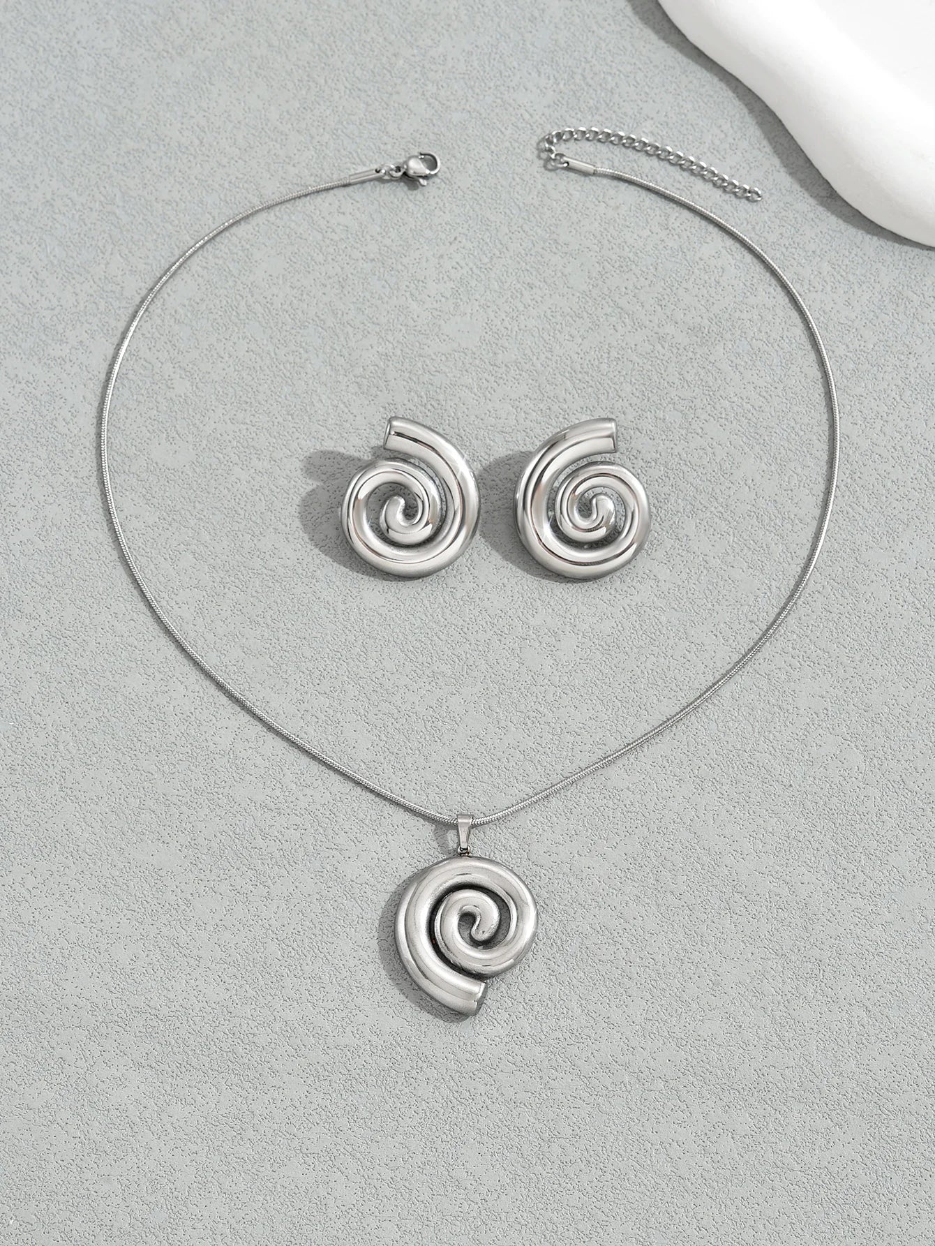 Velinna Sprial Pendan