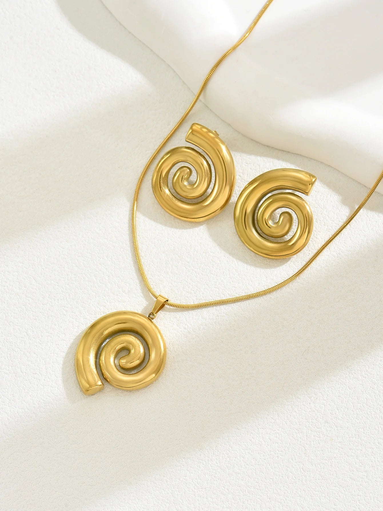 Velinna Sprial Pendan