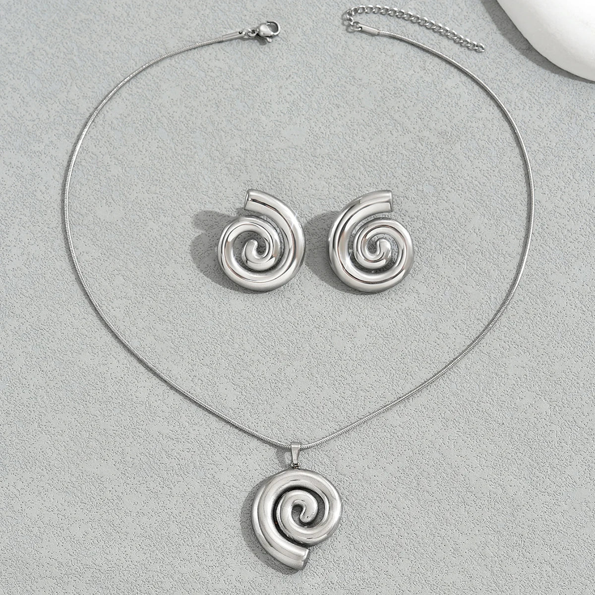 Velinna Sprial Pendan